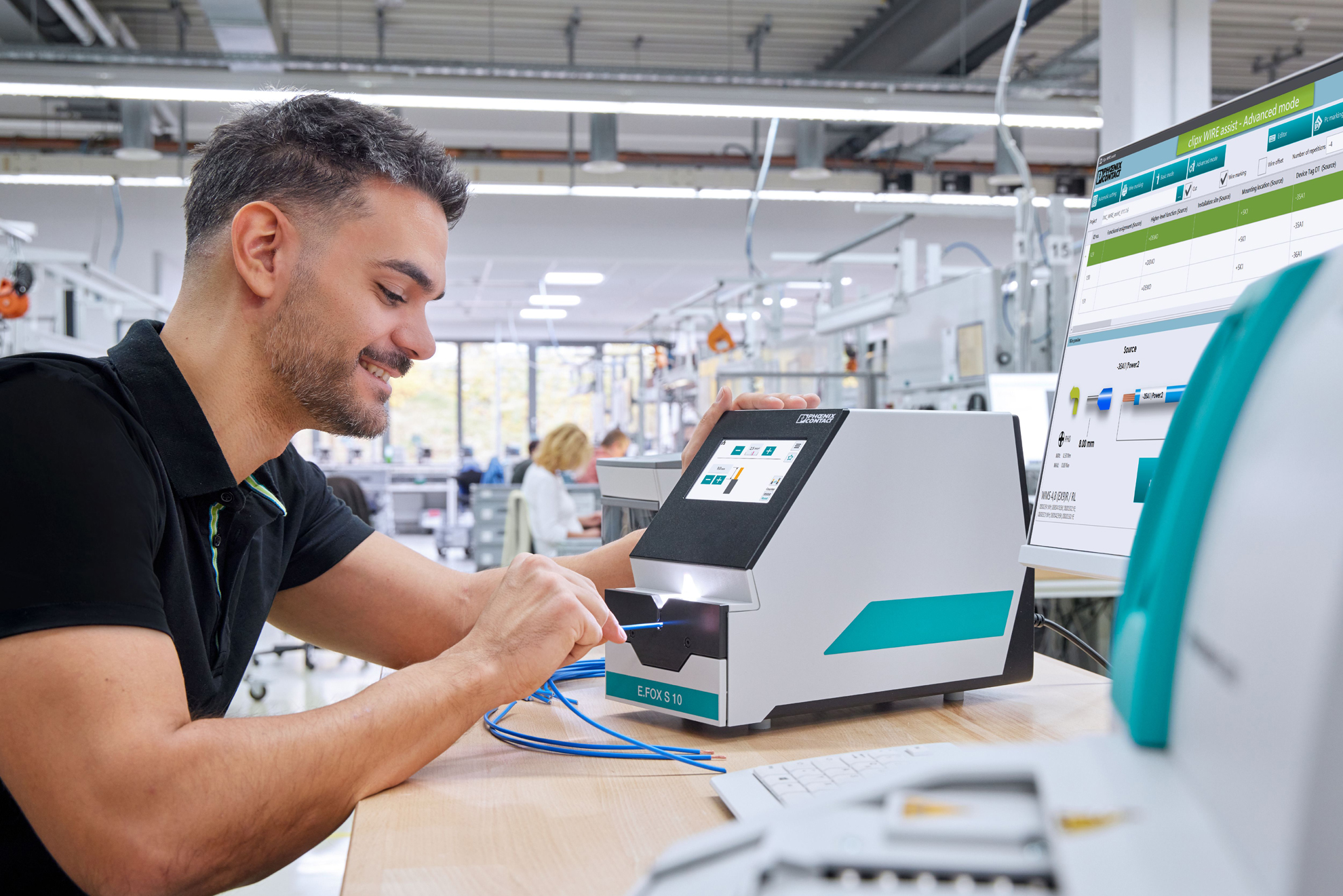 Abisoliergerät eFox-S10 mit Anwender davor. Beleuchtete Kabelzuführung vereinfacht Kabelzuführung